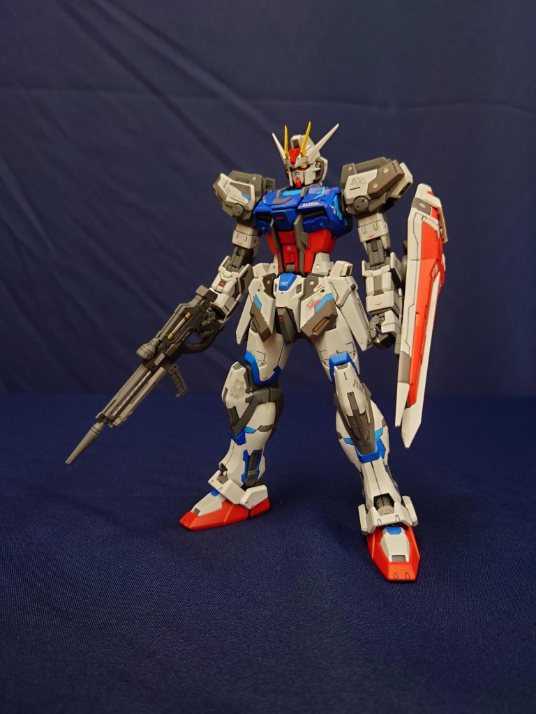 ビームライフルと専用シールドを装備！素トライクでも結構サマになってると思いますが、何のパックもつけてないとすぐにエネルギー切れになりそう…