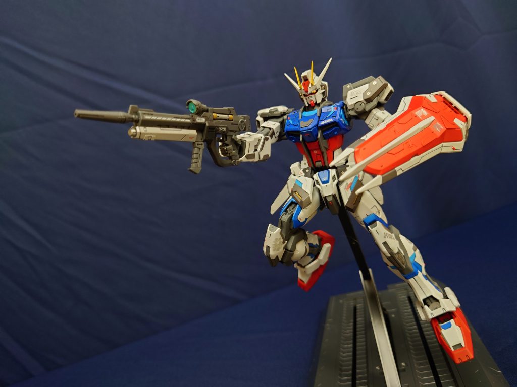 ビームライフルをぶっ放す素トライクガンダム！ビームライフル本体もカラーのみ変更してマイナーチェンジされてる感を出してみました今回はここまでになります。最後までご覧いただきありがとうございました！…面倒くさがらず、ちゃんとパーフェクトを目指します！……でもこれから繁忙期だし、モンハンも始めちゃうんだよな〜(ﾁﾗｯ