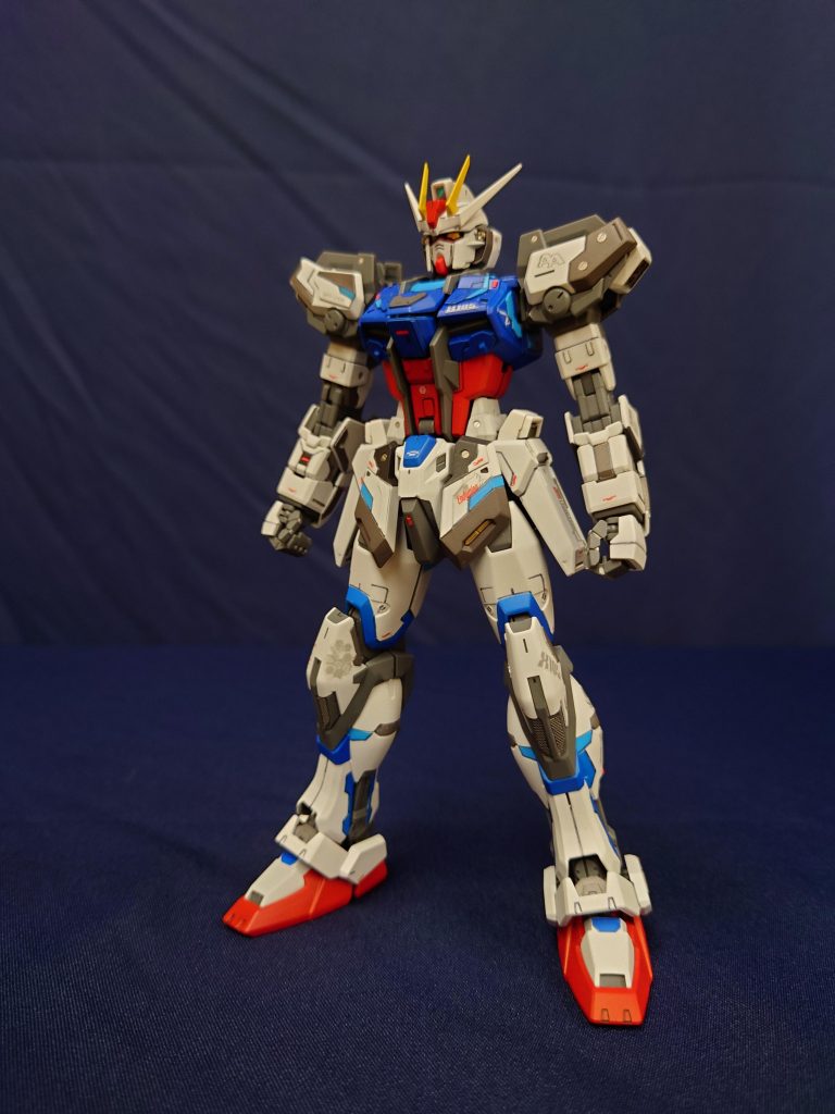 素立ち。今回もプラ板とスジ彫りでちょっとだけディテールアップしてます。一応ムウさん仕様を前提に、戦いの中で少しずつ補強や強化されていった感じを意識しましたてか、何のパックもくっつけてない素のストライクが一番好きなんですよね〜肩は今後のパーフェクト状態を想定して、右はランチャー肩のパーツで覆われない部分を増加装甲っぽくし、左はソード肩の妨げにならないよう端の部分を装甲板を元から強化した感じにしてあります