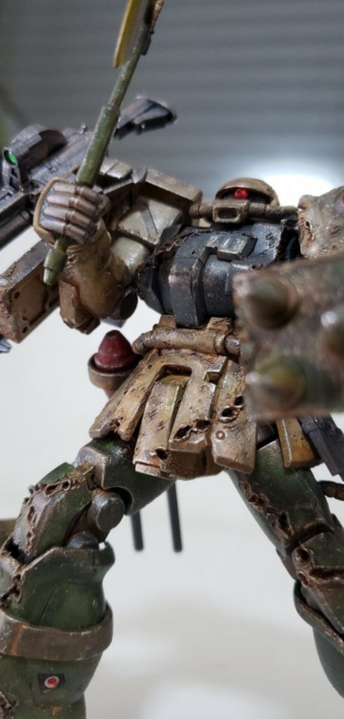 煽り気味に。ダメージ加工は装甲のめくれ具合をイメージしながら半田ゴテで！面白くってあっちもこっちもとやっていたら、ついついやり過ぎてしまった感が💦💦💦
