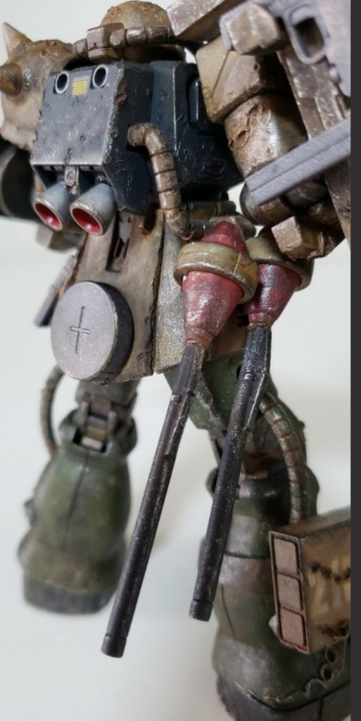 ドムトローペンのジョイントパーツを利用して右腰にシュツルムファウストを2本装着。お尻に120㎜ザクマシンガンのマガジンを装着。