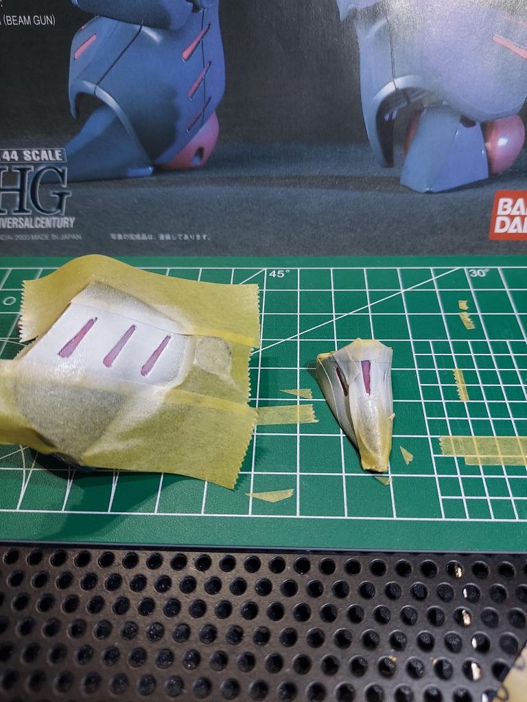 ピンクを塗るため、下地にガンダムニューホワイトを塗ったところ、紫から赤色に変化、、不思議