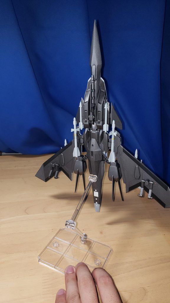 対MS用空中炸裂誘導ミサイルパイロンの下に装備されたミサイル。1番小さいものが最も誘導性能が高いが射程が短い。1番大きのが最も射程が長いが、誘導性能は並程度。中の大きさのものはそれぞれのバランスが取れているミサイルである。ただの誘導ミサイルでは回避される可能性が高いので、ある程度接近したところで大爆発することで、爆風や、破片による損傷を与えることが出来る。大出力ビーム砲インテーク同士の間に設置されたビーム砲。大出力のビームを数秒間発射できる。威力は並だが射程が長い。ビームの様子が思い浮かべづらいなら、ハシュマルのビーム砲を想像してくれればいい。あれに似たようなものが装備されている。対ヴァルキリー戦もうしばらく私の変な想像世界にお付き合い下さい...()宇宙での戦いが繰り広げられている際、この機体がデータが宇宙軍のスパイにより1部流出し、しかもそれは制御データと、1部設計データだった。基本常に完全自立型ではあるが、もしもの時のために半自立型に変更できるようにされていた。そのデータが取られてしまったのだ。その結果、突然戦闘中に味方(地球軍)を攻撃しだし、あっという間に壊滅してしまった。しかし特殊な装置がないと着艦できず、それがない宇宙軍側は半永久的に動けるほどの機関を持っていることも知っていたので空中警戒待機させていた。無人であるために24時間休まず常に警戒態勢にしていたのだ。そしてこの機体を落とせるのはあの女神の部隊しかいない、ということで彼女らヴァルキリーを含む5機編隊が出撃したのだ。