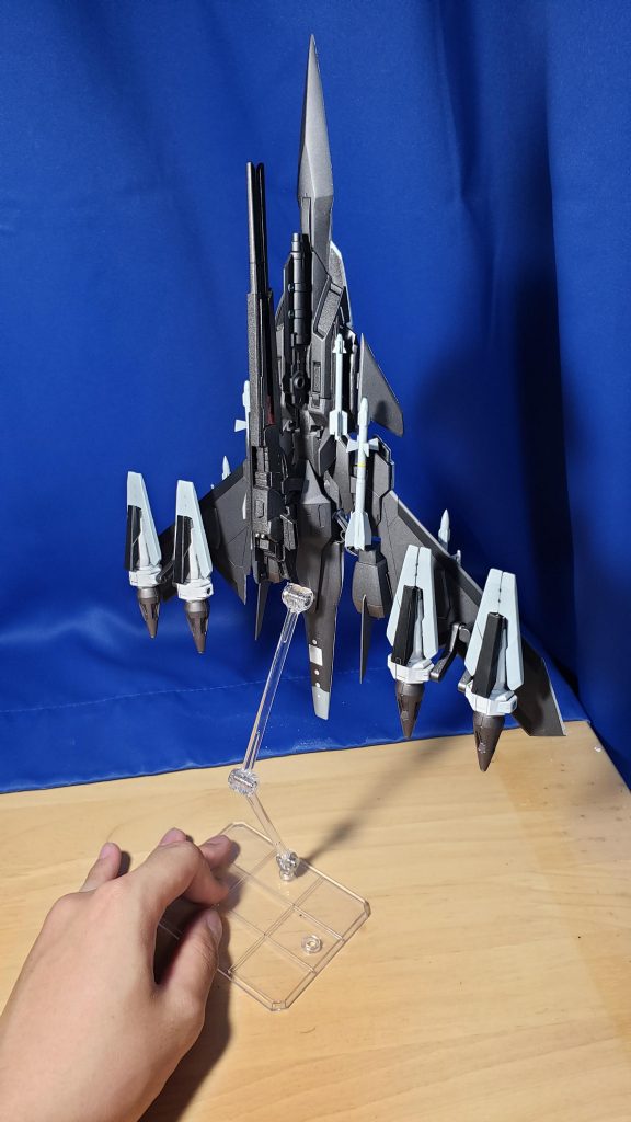 今回作ったのは完全自立型の無人戦闘機です。そのためコックピット/キャノピーがありません。この機体はあのヴァルキリーのパイロットの戦闘スタイルや、動きをデータ化したものを、自立型AIと、自己学習システム、と統合して装備しています。無人機であるがためにあのパイロットですらできなかったマニューバ(瞬時180度旋回や、コンマ数秒で行うクルビット、ずば抜けた瞬時の加減速)を平気で行うことができ、人間離れした戦闘をみせます。長いですが脳内の開発経緯を紹介します。宇宙軍との戦争を10数年に渡り繰り広げる地球軍。高度な技術があっても宇宙軍による通商破壊で、火星などからの輸入が途絶え、物資不足が長年続いていた。その上戦闘員が少なく、熟練パイロットも戦争初期の頃に多く失ってしまった。そのため地球軍にとって兵器の低コスト化と人員確保は死活問題だった。そこで、まぁまぁな性能の兵器を大量生産するのではなく、圧倒的な戦闘力を持つ兵器を少数作ることで物資不足を補おうとしたのだ。それによって生み出された代表的な兵器が