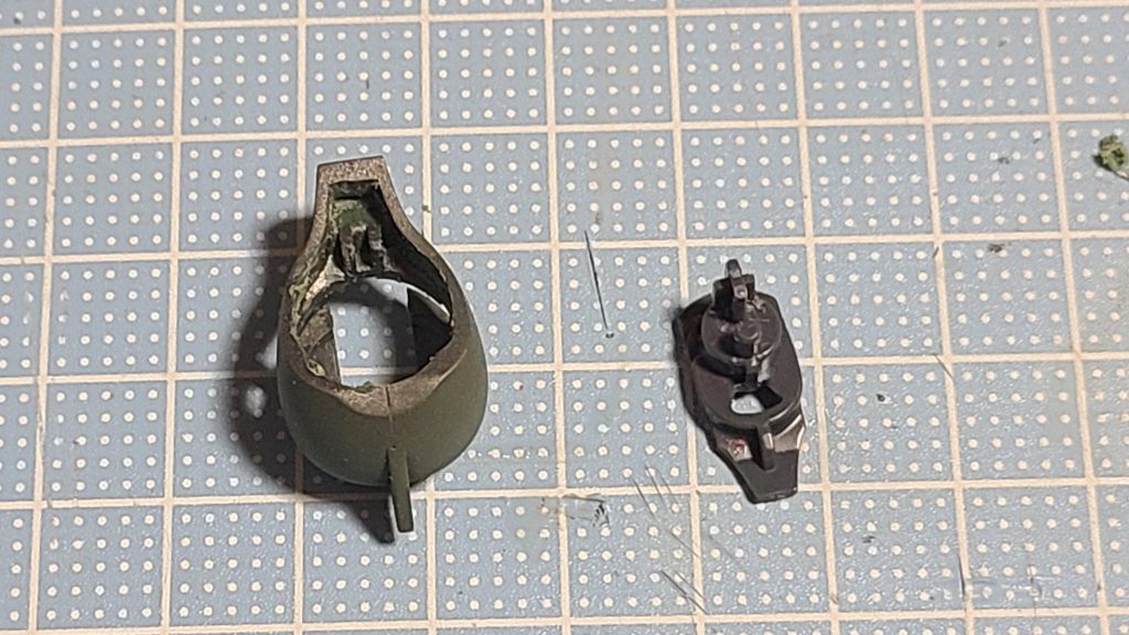 頭部は上２枚の写真の見比べでわかるかな？ちなみにカラーレシピは、クレオスのガンダムカラーのHGUC　ZAKUⅠ用のグリーンとブルー。関節部はガイアノーツのフレームメタリック２武器はクレオスのメタルカラーダークアイアンになります。久し振りに作ったZAKUⅠ、やはり恰好良いですね！最後までご覧いただき有難うございます。