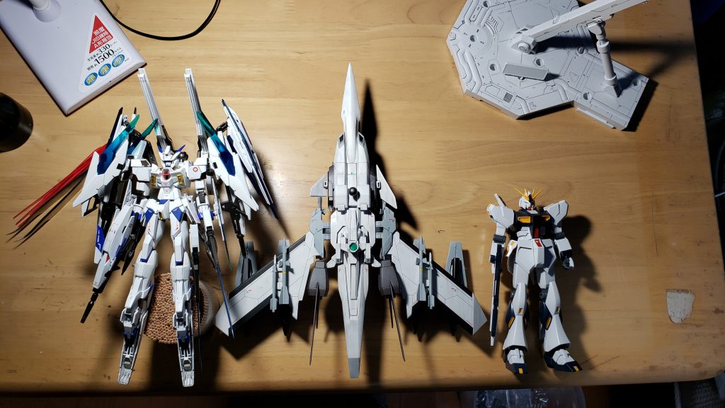 最後に大きさ比較。右がEG νガンダム。左はヴァルキリーです。同じスケールとは思えないサイズですね。完成してからクソでかいことに気づきました。さて、いかがでしたでしょうか??今回は完全に自分の世界に入ったページを作ってしまいました...wでも、こうやって自分なりの世界観を作って、それに沿って機体を作っていくのも面白いと思います。みなさんもやってみてはいかがでしょう?wというわけで、今回はこれで絞めようと思います。少しの間ガンプラはお休みする予定です。ではまたほかの作品でお会いしましょう^^