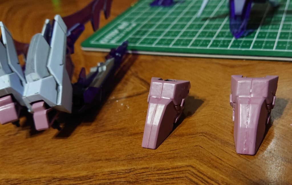 筆塗りで塗装した後に、合わせ目処理（ブニュっ（上写真）として、やすります）して、再筆塗り。