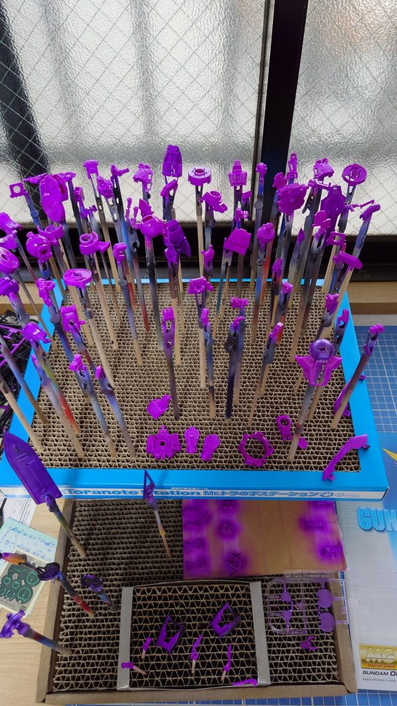 関節のネオンカラーがメインなので、干渉する部分は事前にげずり、SHOW UPのネオンパープルを塗装、黒はプリズムブルーブラックで塗装し光沢仕上げで‼️