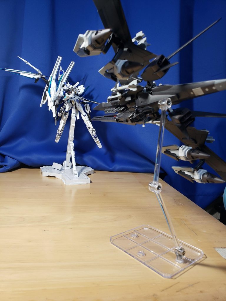 凄腕のエースパイロットと、強力な機体で編成された戦女神の部隊が、何日も空中警戒待機していた