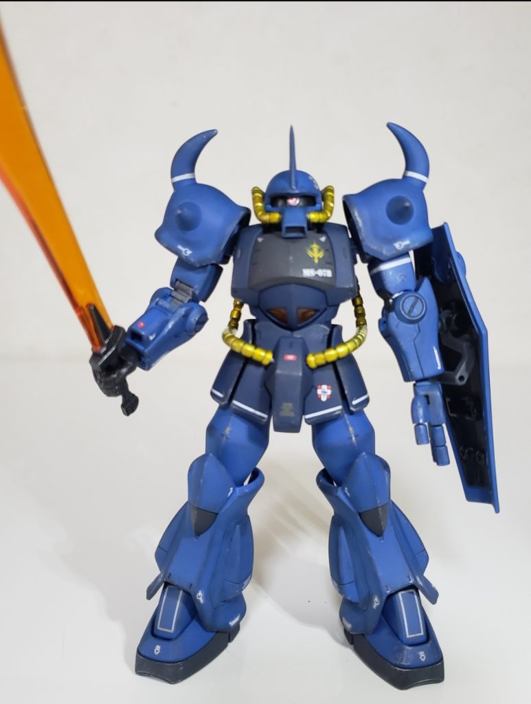 設定色より少し濃いめの色合いで作りたかったのでMrカラーラッカーの①ミディアムブルー＋インディブルー②ディープオーシャンブルー＋ブルー③ダークグレイ＋ブラックで好みの色になるように調色して充電式エアブラシで塗装。関節はダークアイアン、動力パイプはシルバー＋クリアイエロー(筆塗り)です。水転写デカールを貼ってGXスーパークリアⅡ艶消しでトップコート。ウェザリングマスター(スス)でシャドウを軽めに入れてシルバーのドライブラシで仕上げてます。