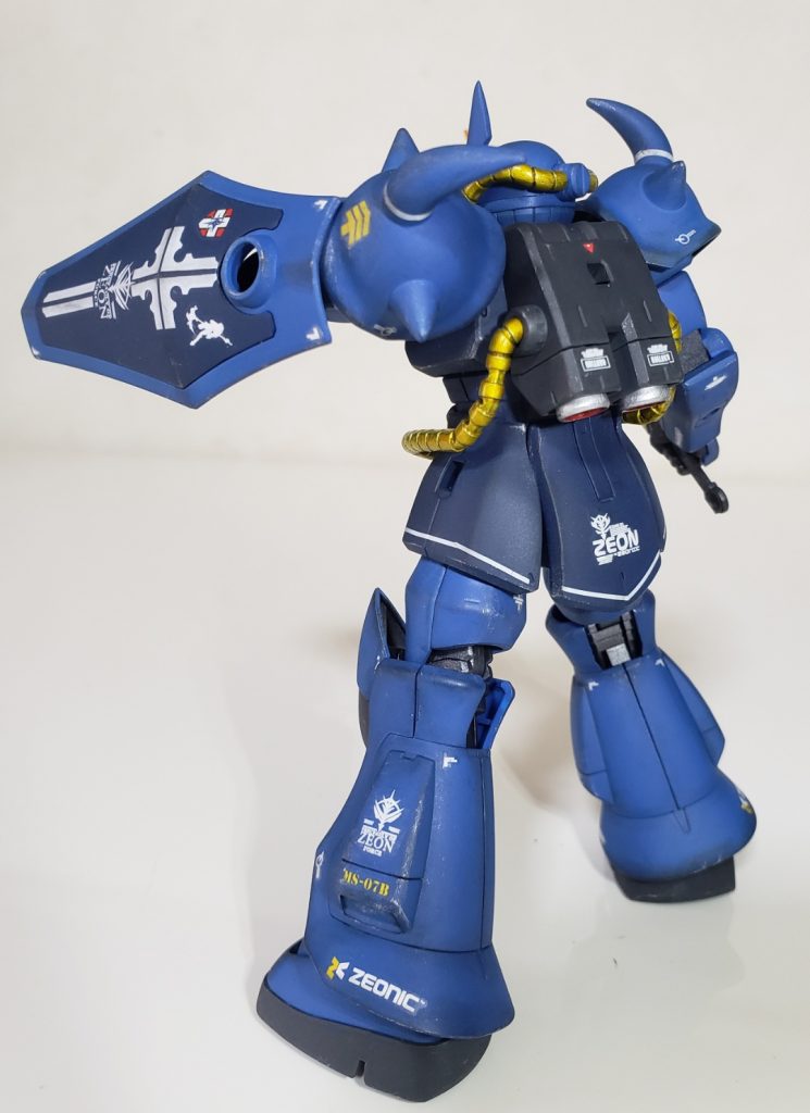 合わせ目消しは肩アーマーと上腕部。裾部分はモールド扱いらしいけど無い方がスッキリするかなと思い消しました。スパイクをヤスってちょっと尖らしてます。スカート等に余ってたオリジン版ザクの白ラインデカールを貼ってみました。手持ちがあれば裾部分にも貼りたかったな😅