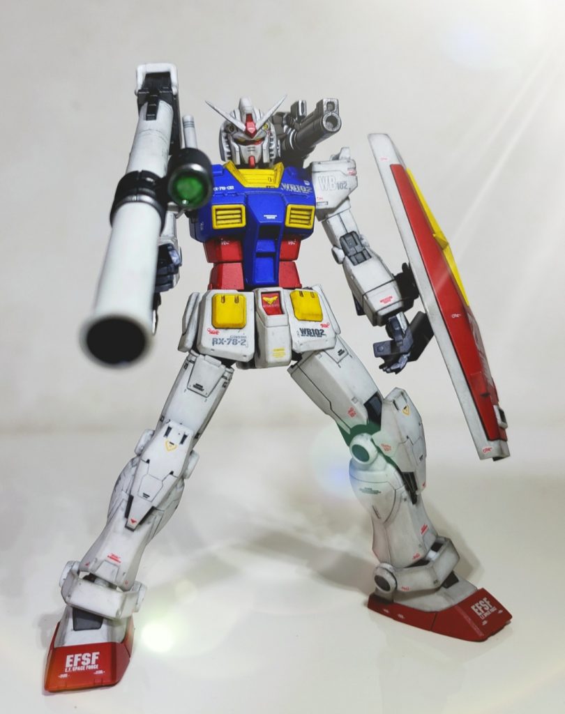 う~ん、ショルダーキャノン砲はいらないかな!?パチ組みだとイマイチだと思ったけどスミ入れするとカッコいいね!ポロリのないRGガンダムって感じ(お値段も)かな?パケ写風のジオラマ化する時は汚し追加ですね。もうひとつ積んであるのでG-3版も作ってみたいですね!