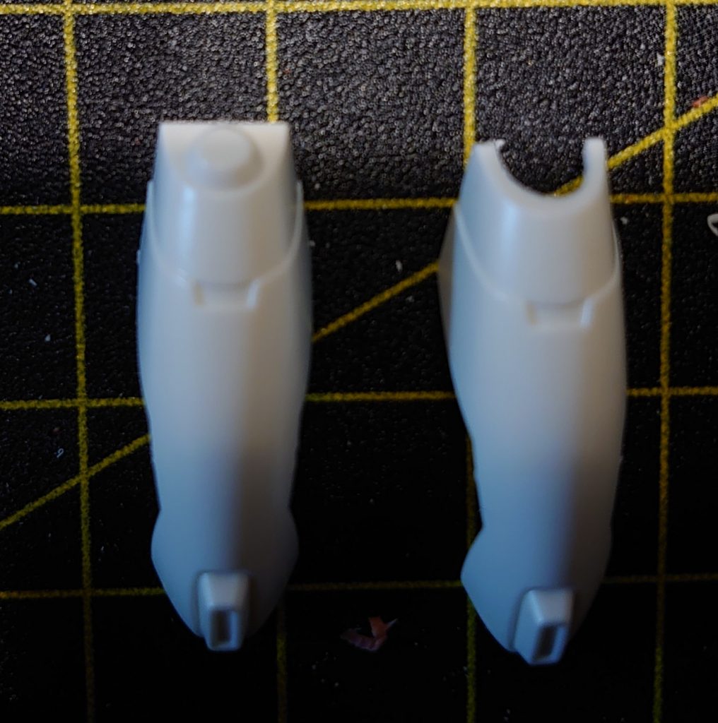 膝の謎の突起を別パーツ化。膝カバーをプラの厚み分、裏から削ると左から右のようにキレイに加工出来ました。