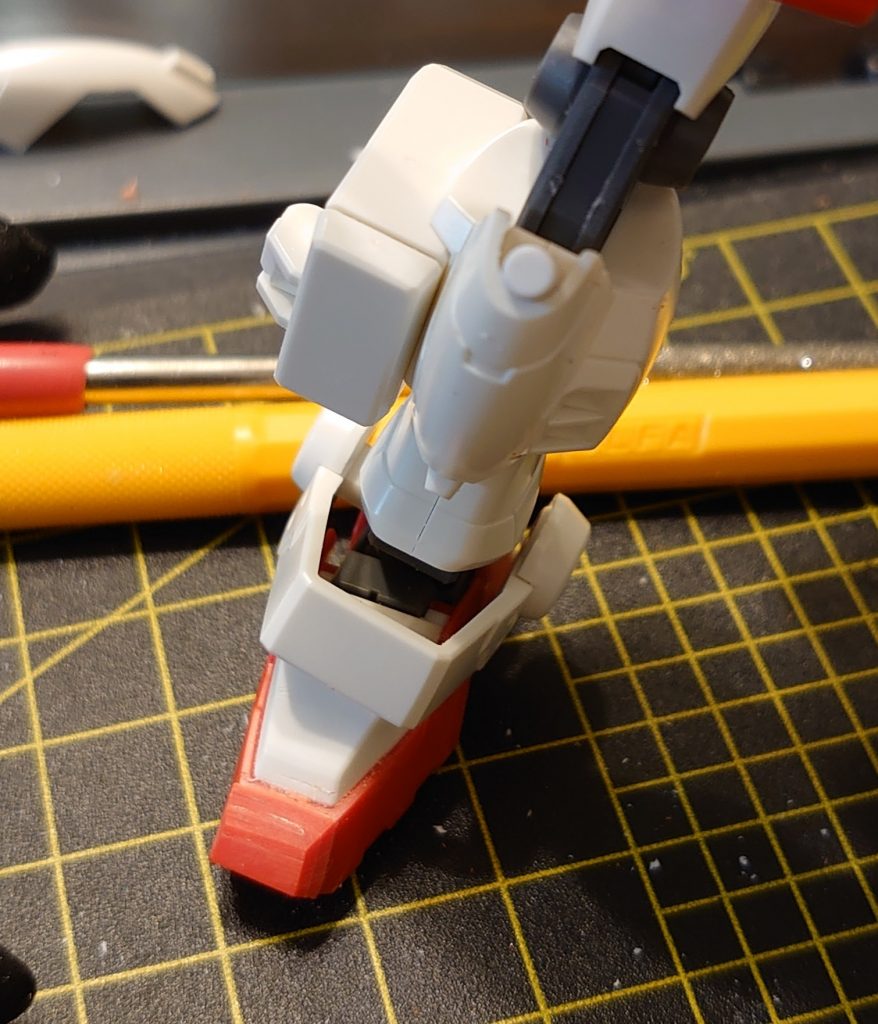 膝カバー下のパーツはカバーとほぼ同じ形をしているので、切り抜いた部分はカバーをハメると段差状になってくれます。そのままでも見た目は悪くないですが、元の突起を再現するため、段差に太めのランナーを輪切りにして載せています。