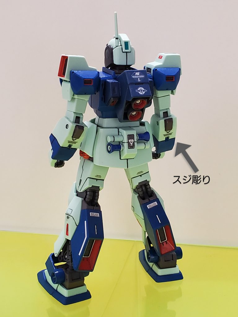 バックショット🎶両腕の裏側？にモールドが無かったので、スジ彫りしてみました🔰専用の道具は持ってないのでドライバーの尖ってるヤツでチャレンジ😅💦