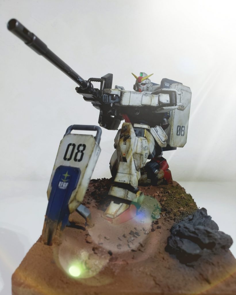 陸ガンといったらやはり輝き撃ち!旧HGよりこちらの方が膝立ちがしやすいですね。ジオラマは百均素材を使用して作ってます。