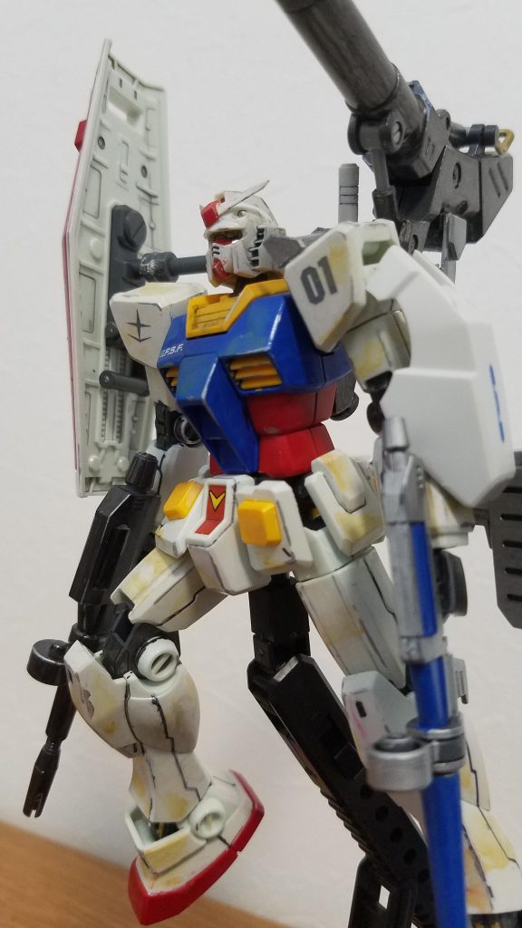 武器の接続には、ランナーを使っています。プラ棒を買い忘れたので、代用しています。シールドは、ビーム・サーベルのラック部に、キャノン砲は背中の穴に刺しています。意外と目立たず、よき。