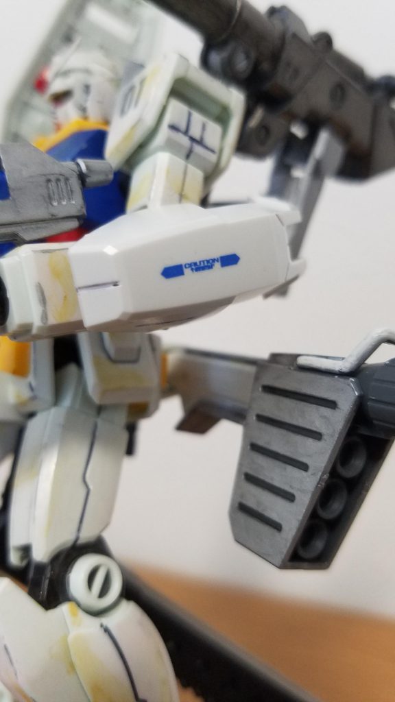 左腕には、MGエクシアの膝装甲を使い、追加装甲にしています。デカールも、エクシアです。いいアクセントになっていて、自分的には好みです。