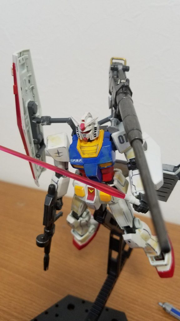 ビーム・サーベル抜刀状態。キャノンが邪魔して、動かしにくい。まぁ中距離なので、あまりつかわないかなぁ…