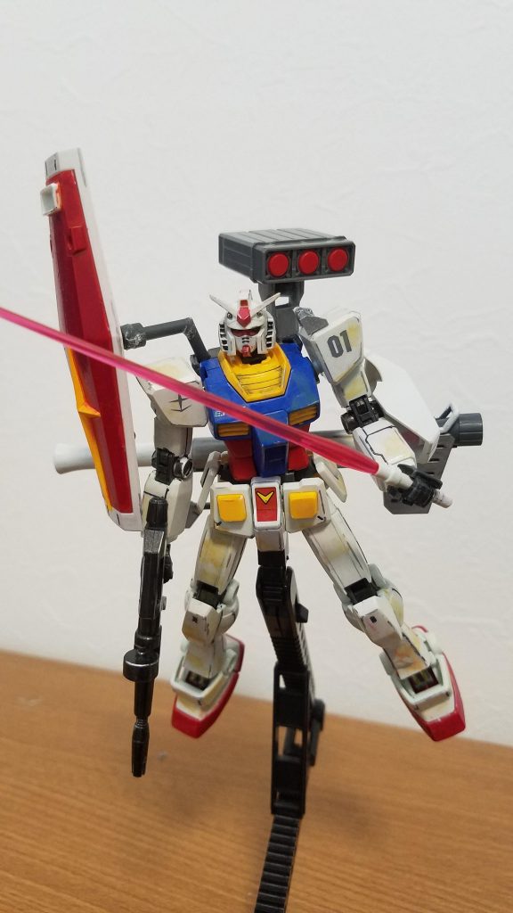 こちらはBタイプ。キャノン砲を、可動重視でミサイルポッドに換装したものです。3mm軸対応なので、割といろんな武器がラックできます。シールド刺そうか迷ったんですが、サンダーボルトのフルアーマーになりそうだったので止めました。スタークジェガン風です。