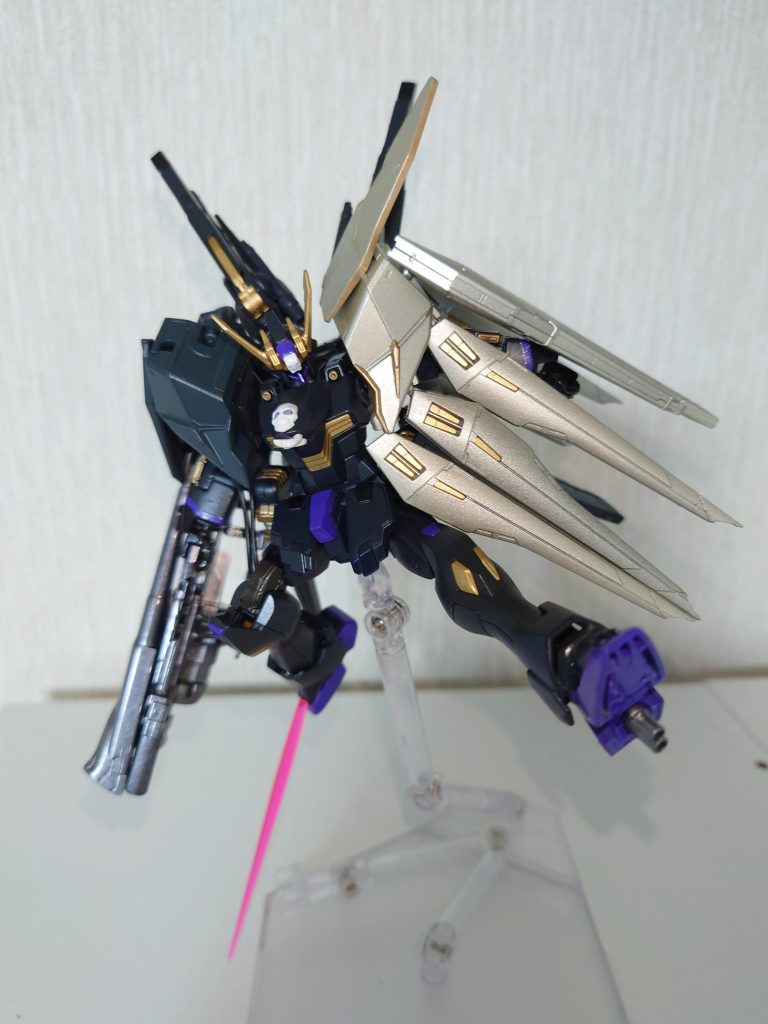 クロスボーンガンダムの特徴でもある足裏のダガーは2連バレルの散弾に換装