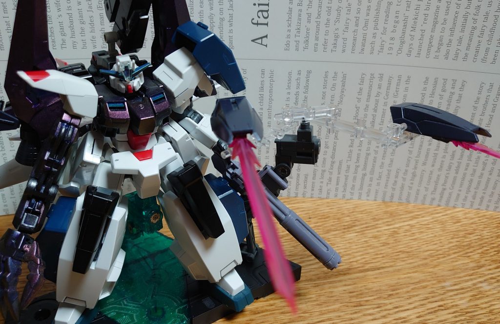 背面ユニットのスラスター部分に装備されたパーツはシールドビット。二機がが合体して中型シールドにもなる他、それぞれにビーム砲が装備されているため攻撃にも使用可能。ご覧いただきありがとうございました。よければいいねやフォローお願いします