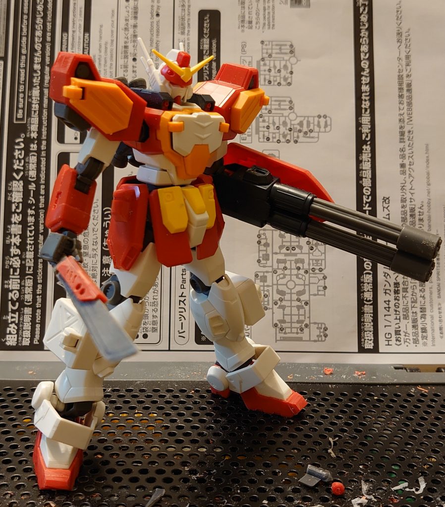 初の自作武器、ヒートマチェット。グレーのランナータグをランナーごと旗竿状に切り出して、持ち手を確保しつつナタ状になるように加工。ヘビーアームズの雰囲気に少しでも合わせられるよう、赤いランナータグでそれっぽいカバーを付けてみています。背負わせる部分のパーツはランナーに残ってた余剰パーツを使って、ランドセルに引っ掛けられるようにしました。