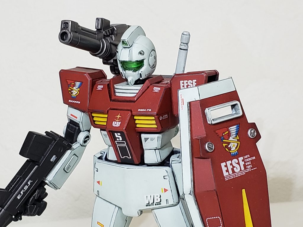 地上戦セット付属の陸戦型ジムの頭を使ったので頭部バルカンがないやん💦ってことで1.5㍉のピンバイスで穴開けしてかしめ玉装着!ビームスプレーガンがないのでジム・コマンドから武器をハンドパーツごと拝借。主な改造箇所は①前後スカートはHGジムジャンクから拝借、取り付け部の改造(フロントは可動式)。②サイドアーマーは突起を削った後にプラ板集積で厚み増し。③腹部の段差を削ってプラ板で塞いでフラット化。④ランドセルのビームサーベルシングル化。