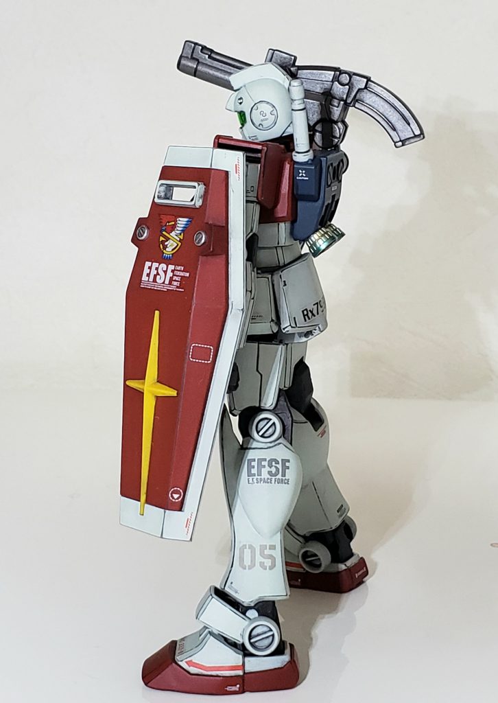 一体成型のバーニヤを切り取ってプラ板でベースを作り直してビルダーズパーツのバーニアを取り付けてます。