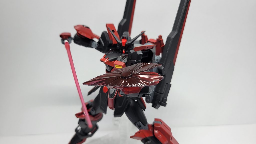 近接武装にはバックパックに装備されているビームサーベル、パルマフィオキーナを装備しています。腕部にはビームシールドも装備しています。