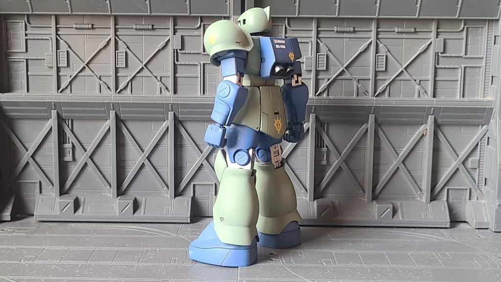 背面はちょっとおしゃれにデカールを。やはりザクⅠはシンプルなデザインで格好良いと思います。