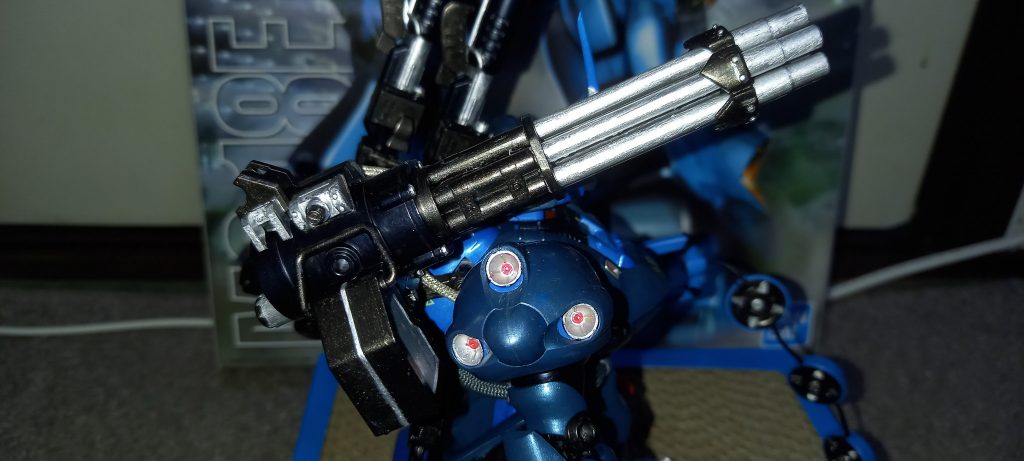 30mmのゼンマイ式6連ガトリング銃口が埋まっているため支障のない範囲で貫通させてあります。