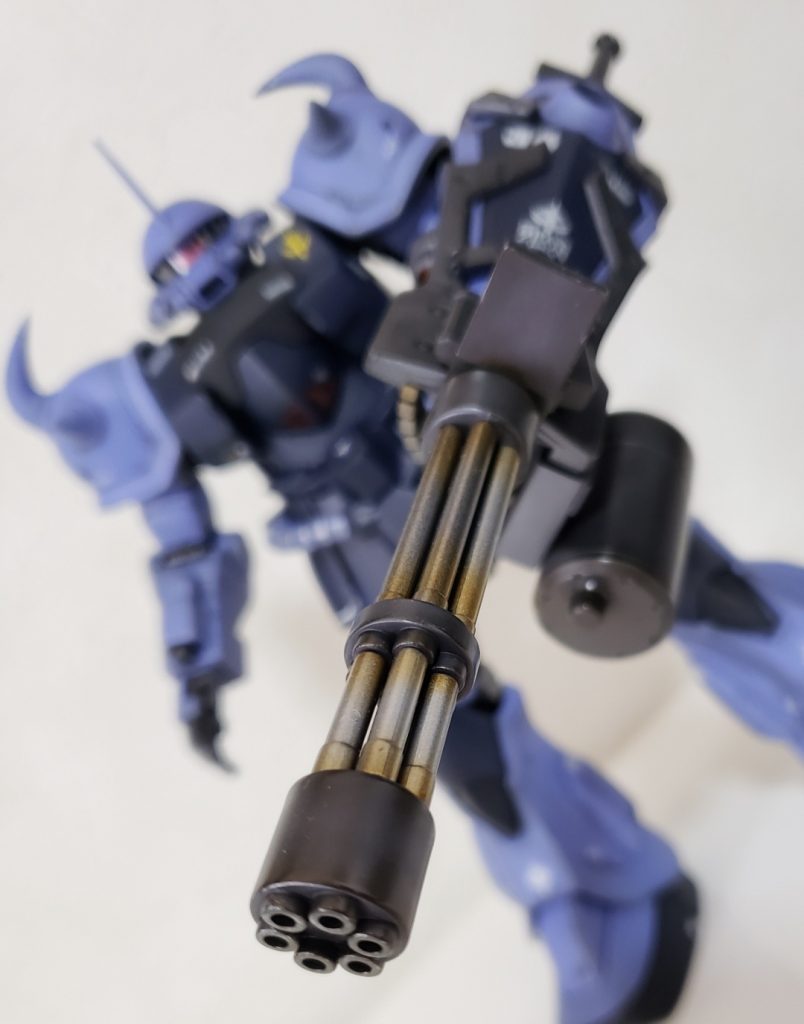 グフカスタムと言えばガトリングシールド！アイアンで金属感を出して、バレル部はガンクロームで塗装後にクリアーオレンジを細吹きして焼け表現。間接はビス止めなので保持するだけの強度はありますね。