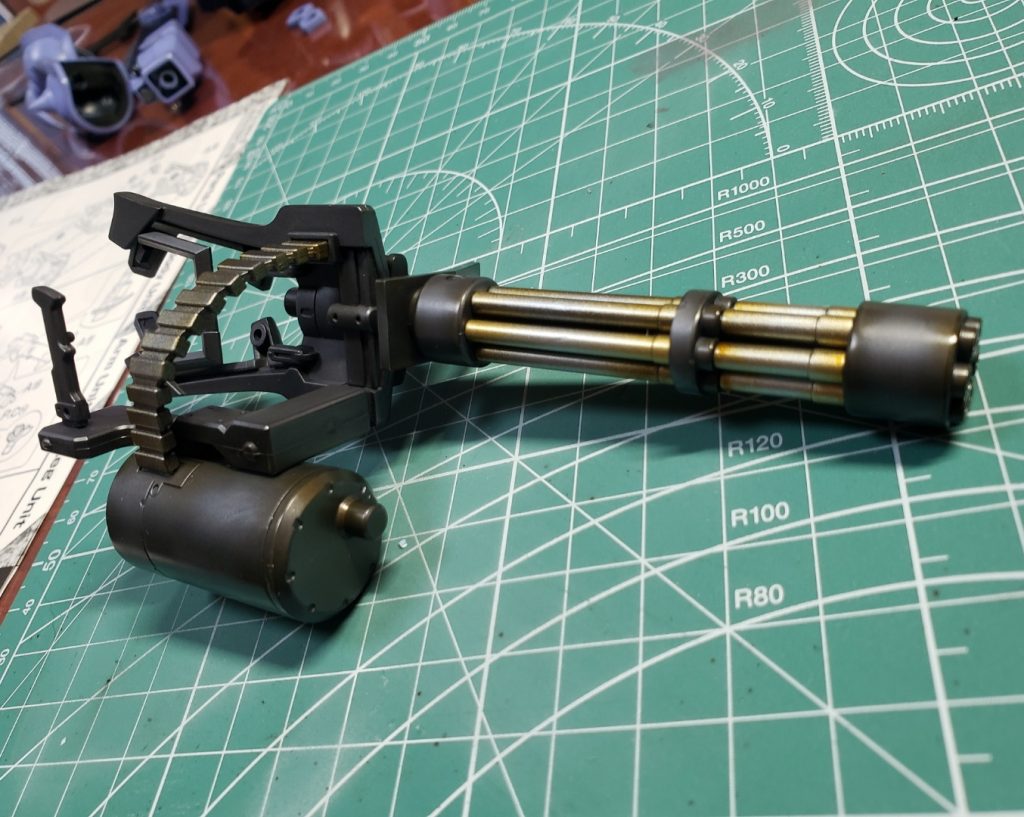 塗装中のガトリング砲