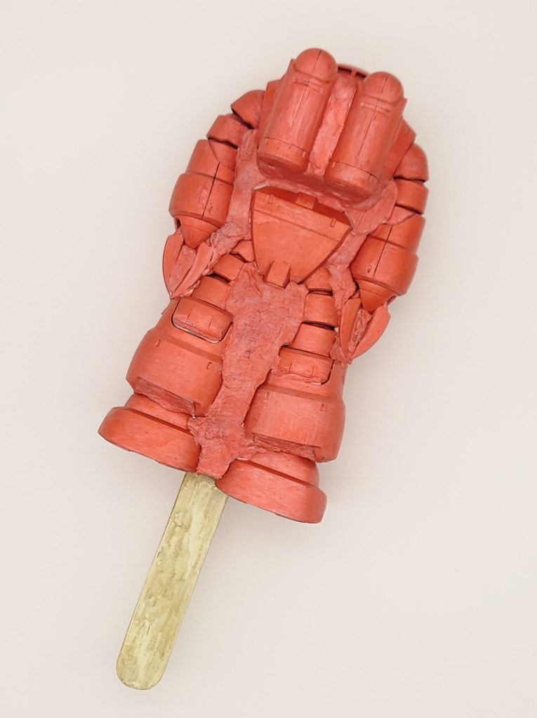 アイスキャンデーの棒は、0.8mmのプラ板を３枚重ねて作成。塗装はガンダムマーカーEXニューホワイト、ガンダムマーカーリアルタッチマーカーイエロー１の２本で。木の模様もこだわっています。