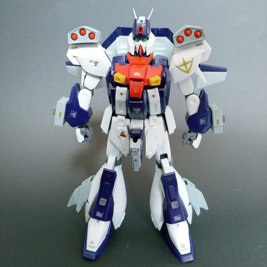 HGザクとHGジンのミサイルポッドをそれぞれ肩と腕に。頭はHGレイダーのパーツにハイメガもどきを貼り付け。胸はＭＧネモの腕パーツを中心にモリモリ。その他ジュピターユニットやらエイジ3やらなんやかんやを使用。そこはかとなくドラグナー臭がする