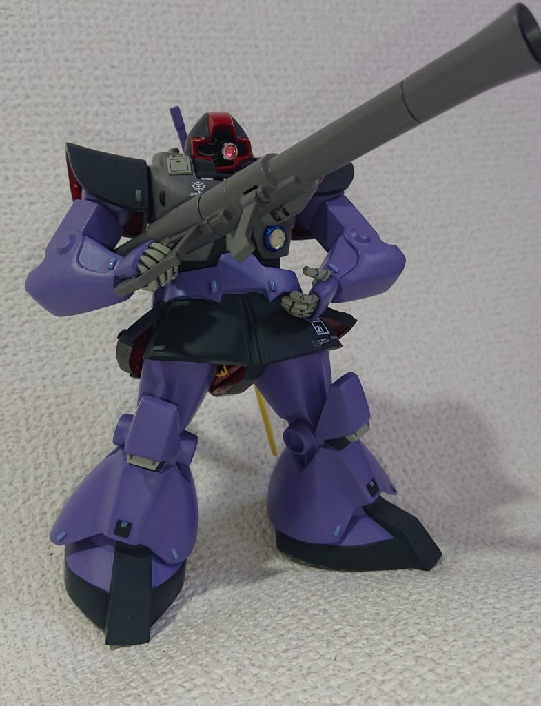 お気づきのように 、1/100のザクバズーカをこさえてみました。似合うと自負😏1発で打ち止めですが。一応、間接動くけど塗装ハゲが怖くて。