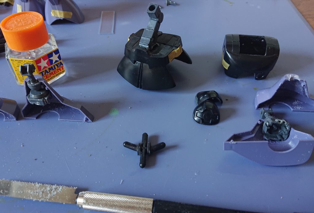 格安の旧キットなので、ガンガン工作、切り刻んで、余ったボートジョイントなどペタペタ😁