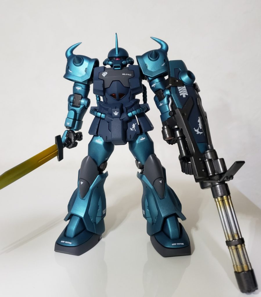 YouTubeだと時短のポイントとしてランナー塗装を推奨していたけど結局ゲート跡をリタッチしてて面倒臭いから、既に組み立て済みのHGUCグフカスタムをチョイスして普段通りのパーツ単位での塗装で進めます。ただし合わせ目消しが必要な箇所が2箇所あるので金曜21時からスタートしました。普段の合わせ目消しはセメントでのんびりやってますが、今回は速乾流し込みでムニュっとさせて一晩寝かしでやってみます。アンテナのシャープ化とスパイク尖らせをやって、他のパーツも800番までヤスって1日目終了。・ここまでの作業時間180分。【2日目】土曜日朝合わせ目消し箇所をヤスってみたらキレイに消えてました。セメントの時よりも後が白く残ってたけど、塗装前提ならこのやり方でも結構いけるのかも?7:00~8:00、パーツ洗浄&拭き取り8:00~8:20、サフ吹き(黒サフ)関節:黒鉄色武器:ダークアイアン8:20~8:50、関節&武器塗装&バーニア、ヒート剣、ガトリング砲身のシルバー(ガンクローム)塗装完了。サフ吹きしないで時短化です。✱乾燥時間も時短ということで溶剤はすべてラピットタイプを使用しました。9:00~12:00、乾燥時間として家族サービスという名の所用を済ます💦本体色①:青竹色本体色②:ディープオーシャンブルー本体色③:ブラックグレー12:30~13:00、外装パーツの塗装完了。13:00~13:15、マスキングしてガトリングの砲身部分の焼け塗装をクリアーオレンジで。13:15~13:30、ヒート剣の刃をクリアーイエロー、根元付近をオレンジを少々混ぜたクリアーイエローで塗装。14:00~17:30、今度は娘に連れ出されて買い物へ💦20:00~20:05、バーニア内をエナメルレッドで筆塗り塗装。20:05~20:30、ダークアイアン拭き取り、墨入れ。21:30~24:30、デカール貼り付け。2日目作業終了。・作業時間350時間【3日目】9:00~10:00、艶消しトップコート×210:00~10:30、モノアイ取り付け、UVレジン作業。13:00~13:00、各パーツを組み立てて完成です。・作業時間100分トータル作業時間:630分(10.5h)、2.5日