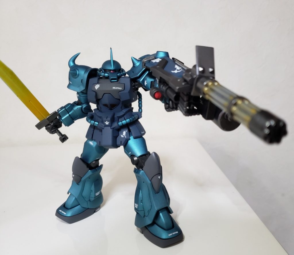 HGUC版はロック機構もあり肩関節がしっかりしているのでガトリングシールドも楽々保持出来ますね!