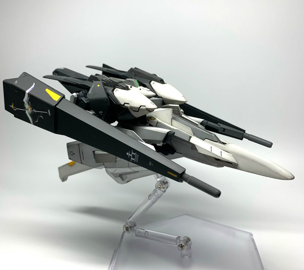 MA形態です。完全変形も可能ではあるのですが、より好みな形状にするために、足の太腿関節部品が余剰パーツに。あとは肩の接続を差し替えて位置を調節しております。