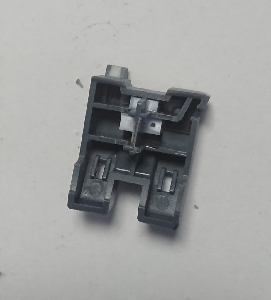 背中のバックパックに開けた３ｍｍ穴ですが、実は内部はこのような空洞になっている上、穴を開ける部分が内部の「板」が十字に交わる部分の真上でした。なので適当なプラ材を接着して穴を開けられるだけの体積を稼いでいます。また胴体正面のものもそうですが、センサーに肉抜きがあるので、瞬間接着パテで埋めています。