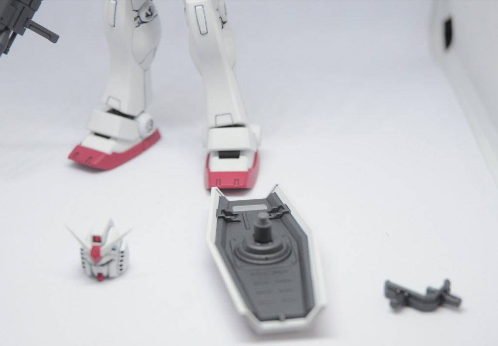 シールドは背中に刺し込むにあたり、ジョイントとなるパーツが無いので、コトブキヤのジョイントパーツを加工。バックパックに密着させるとスラスターと干渉するのでちょっと距離を取る形に。・・・これで背中に背負って出撃しても、腕に付けるジョイントないから、腕に付け変えられないよな・・・と多少気になってはいたり