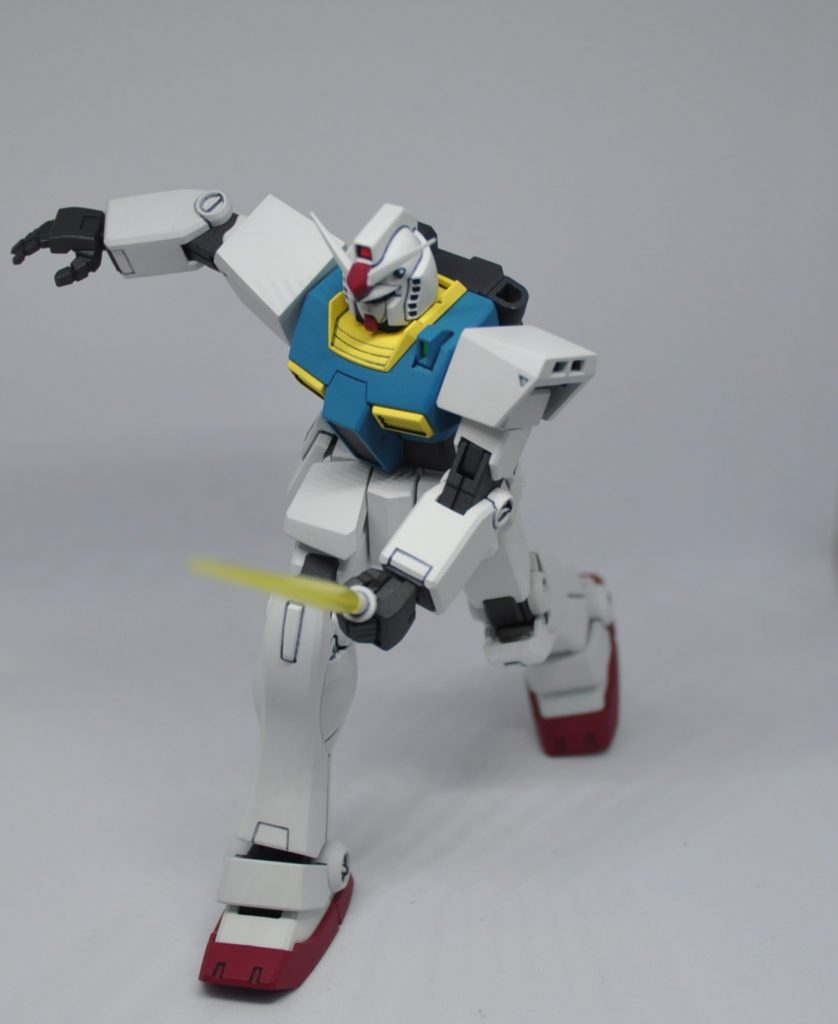 カラーリングは漫画表紙の色合いを意識してみましたが、どうもカメラを通すと色合いが変わったしまう・・・この写真が比較的実物に近いでしょうか。ホワイト；MSホワイトイエロー；メカトロウィーゴカラー　レモンレッド；ハーマンレッド：ラスキウスカラー空色：マルーン：ガイアカラー　純色マゼンタ＝１：１：４：６ブルー；ザブングルカラー　ウォーカーブルー１：ダンバインカラー　オーラダークブルー＝１：２フレーム等；MSグレー連邦軍系バックパックやライフル；ファントムグレークマドリ；NAZCAカラー　ジョイントグレー頭部カメラ；シルバーの上にガイアカラーエナメル蛍光レッドガンダム左目；シルバーの上にガイアカラー蛍光イエローガンダム右目；シルバーの上にガイアカラークリアイエロー＆クレオススモークグレー赤はほんのり青みのあるマルーン系等。青は緑っぽさがある明るめの青という感じでしょうか。黄色は明るく蛍光色っぽさを狙ってみました。