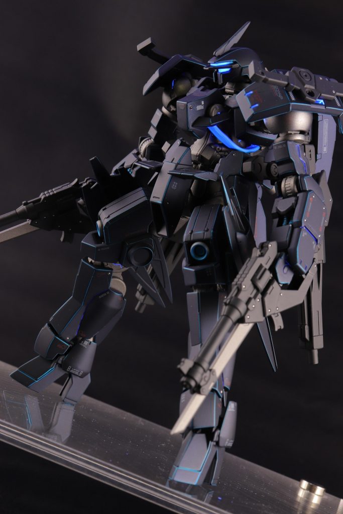 今回は一部モールドとパーツに蛍光塗料で塗装と墨入れをして発光出来るようにしてみました。最大稼働モードとかリミッター解除状態的なものをやってみたかったのでやりましたカッコ良く仕上がったので自分的には満足できる物が作れました。