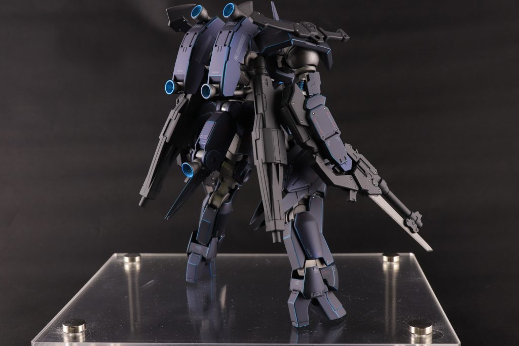 外装はガイアのプリズムブルーブラックで内部フレームはガイアのスターブライトアイアンで塗装し一部パーツはガイアのEXブラックで武装類にはEXブラックをメインに調色したブラックで塗装しました。エッジ部分はクレオスのホワイトシルバーに調色したクリアブルー、プリズムブルーブラックを塗装し最後にエッジを削り下地のクリアブルーを出してみました。