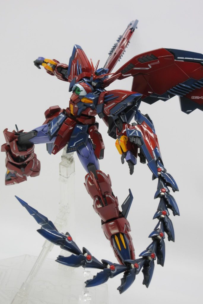 艶や発色を良くするため基本的に光沢塗料を選びました、マルーンあたりのちょっと暗めの赤で艶消しにすると茶色にみえてしまうのでまたデカールの艶と揃える為貼る前にクリアー吹き付けてます、貼った後にまたクリアー、これでほぼデカール縁の透明部分が目立たなくなります