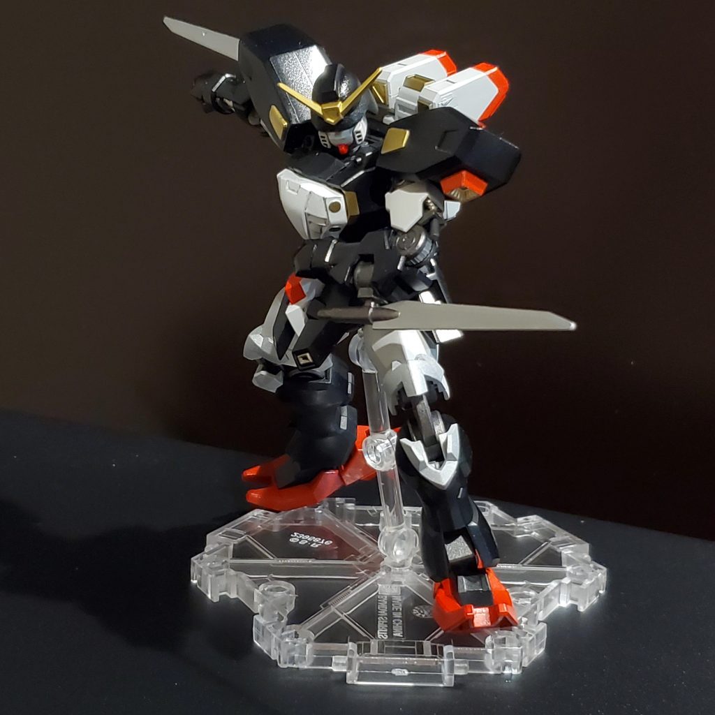 胸部はウイングフェニーチェ腰部と腕は端白星腰フロントスカートサイドスカートはムーンガンダム特に端白星の腕はブレードが付けられて色んな角度にできるし、肩アーマーも可動式で移植できるしで、アタリでした！