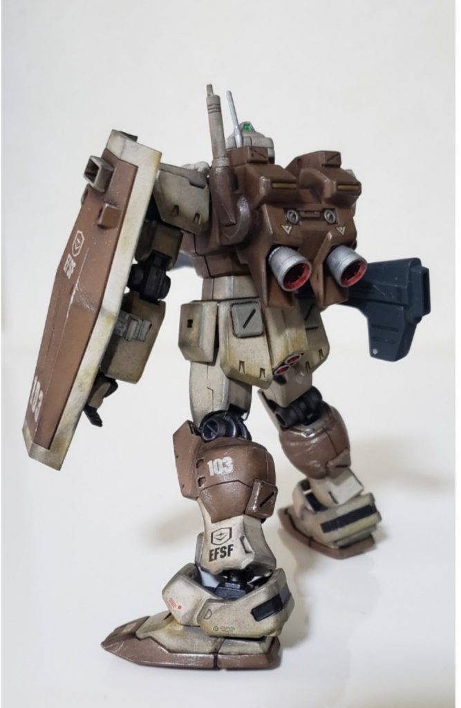 バックショット。テスト中の大型バックパックや膝の強化ショックアブソーバーが装着されててマッチョやね！