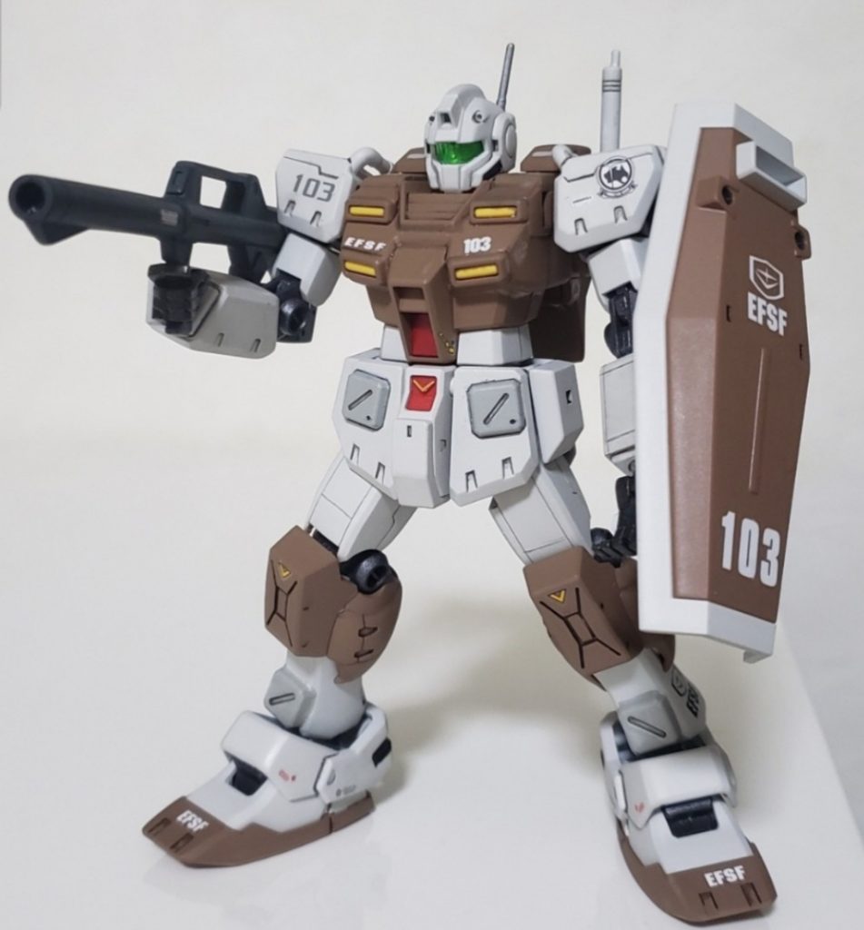 パチ組みだと成型色のオレンジが鮮やか過ぎてカッコ悪いかなと思い缶スプレーで全塗装です。タミヤカラーのウッドブラウン＋インシグニアホワイトを使用。水転写デカール貼って水性艶消しトップコート完了。このままで完成でも良いんだけど…